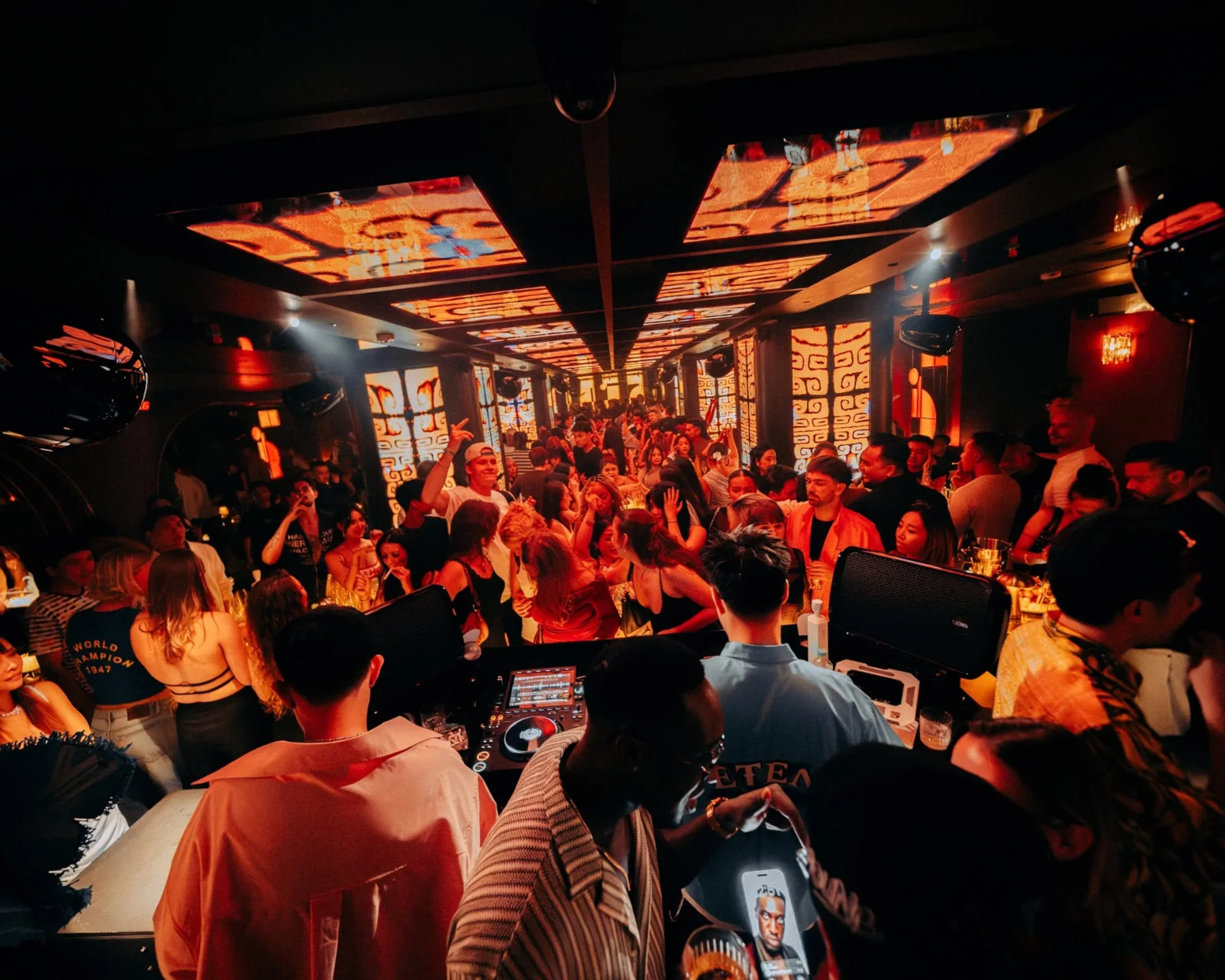 DJ trình diễn tại nightclub