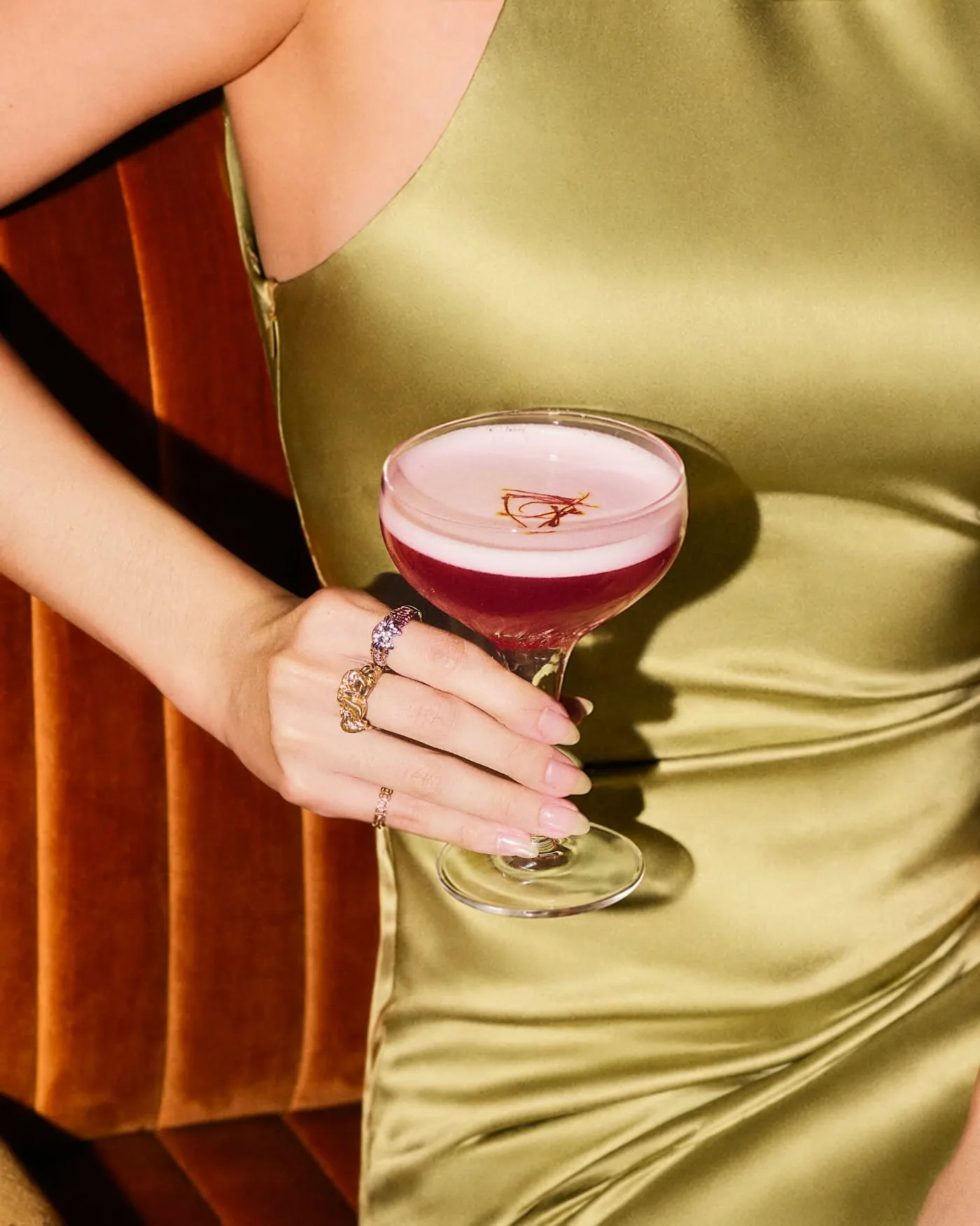 Cocktail màu hồng tại PAPI Club Saigon