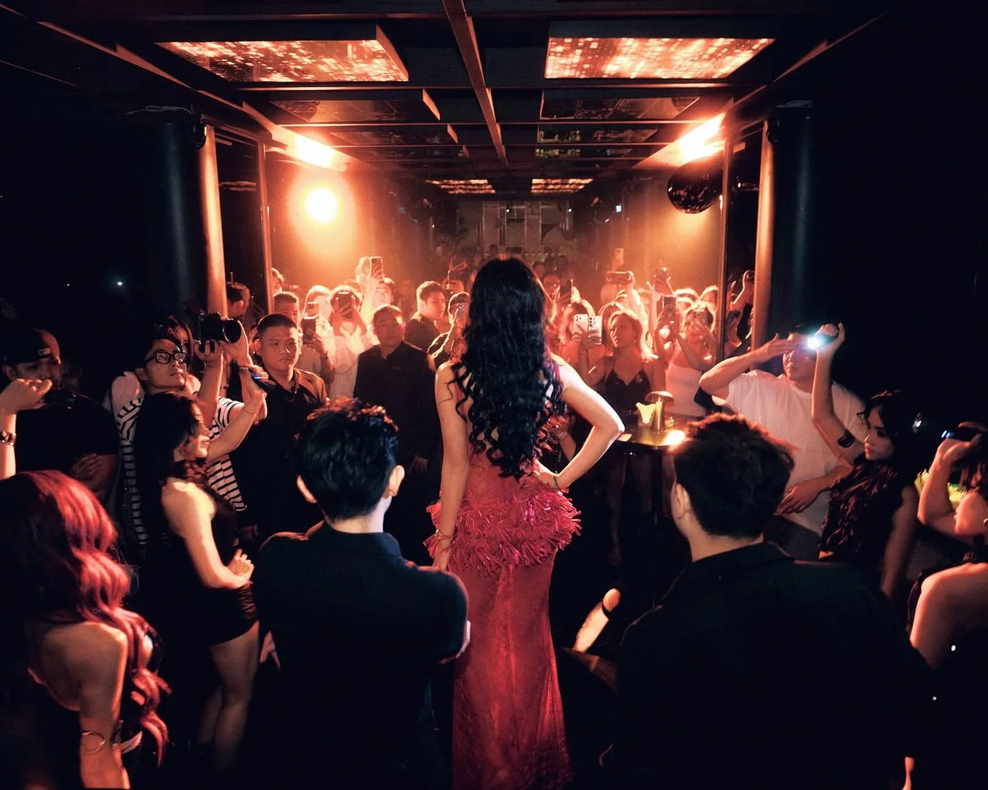 Sàn nhảy và ánh sáng laser